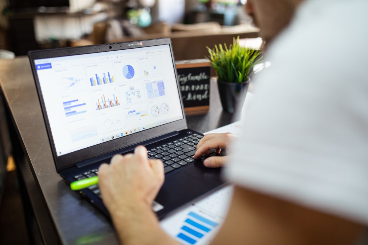 Analyse métier ciblée avec graphiques et diagrammes sur un ordinateur portable dans un bureau moderne.